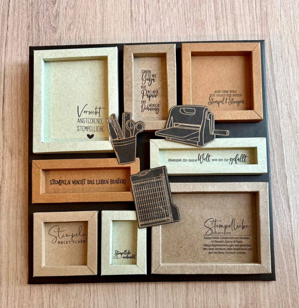 Eine collageartige Anordnung von Stempelmotive und -rahmen auf einem dunklen Hintergrund, mit verschiedenen Schriftzügen und Bastelmaterialien wie Schere und Stanzgerät.
